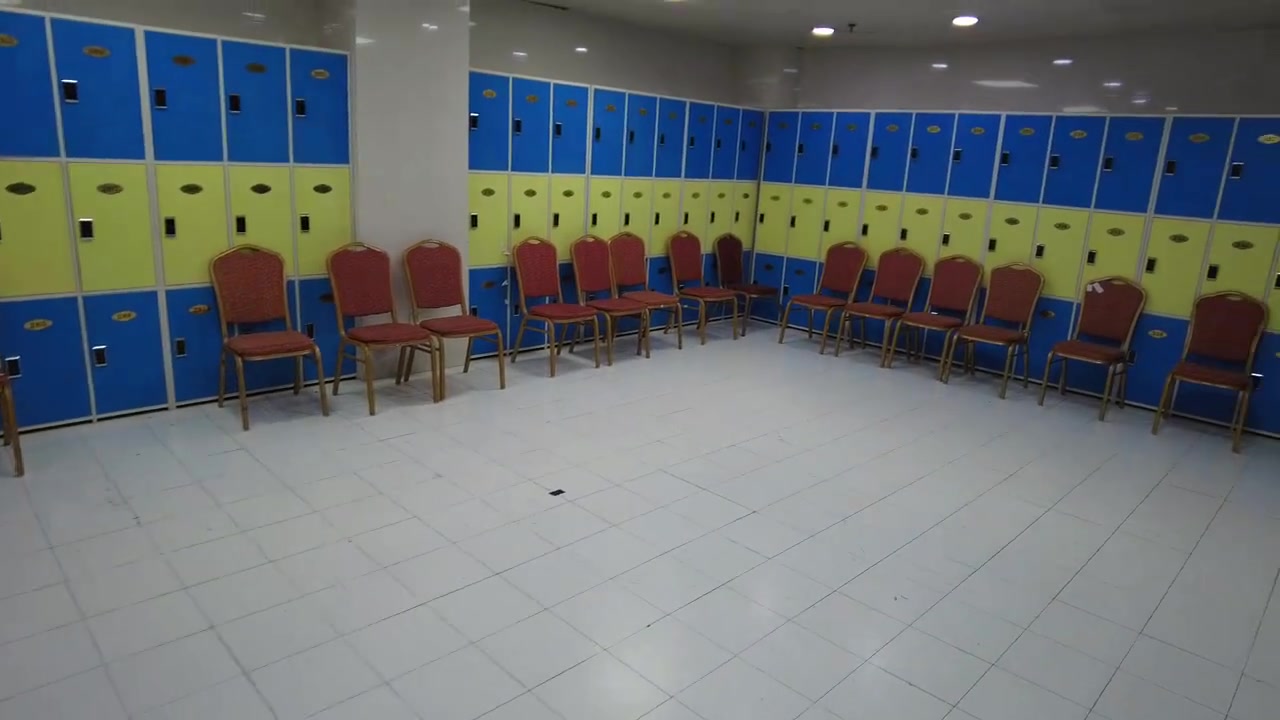 收拾干净！记者：北京赛后更衣室人走场净 场上场下都是干干净净